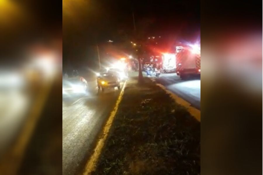 O acidente ocorreu na Avenida Escultor Veiga Vale | Foto: Leitor Folha Z