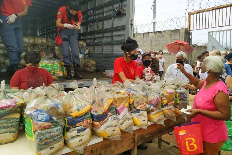 Moradores da região oeste de Goiânia recebem 3.300 cestas básicas