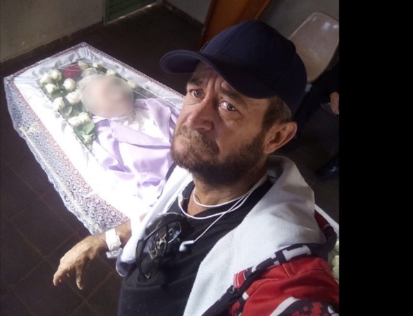 homem velou mãe queimado
