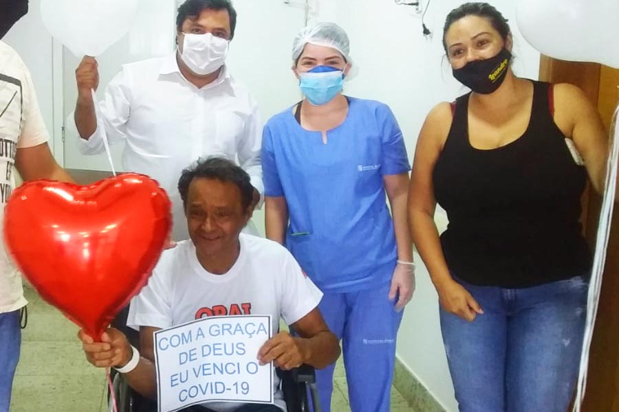 No Hospital Garavelo, vereador Leandro da Pamonharia busca o pai, que recebeu alta após 10 dias de internação por covid-19 | Foto: Divulgação