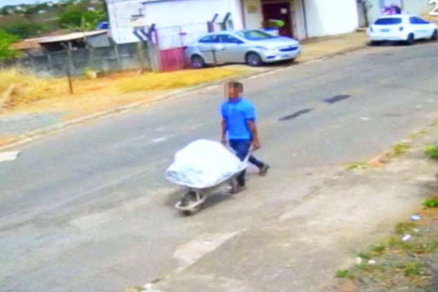 Homem foi filmado carregando cadáver em carrinho de mão no Veiga Jardim | Foto: Reprodução