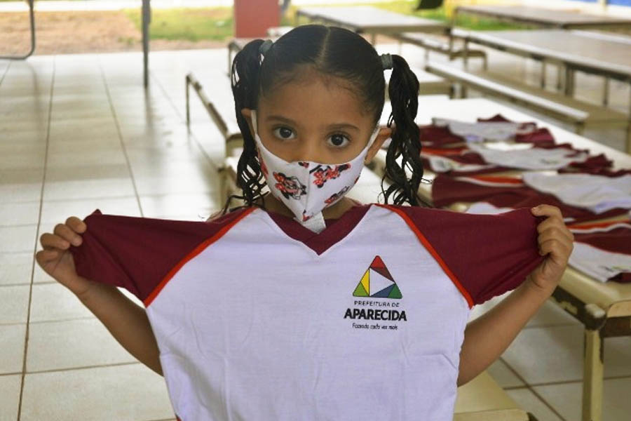 Prefeitura de Aparecida distribuiu uniformes para alunos da rede municipal em junho visando a possibilidade de retorno das aulas presenciais a partir do segundo semestre | Foto: Claudivino Antunes