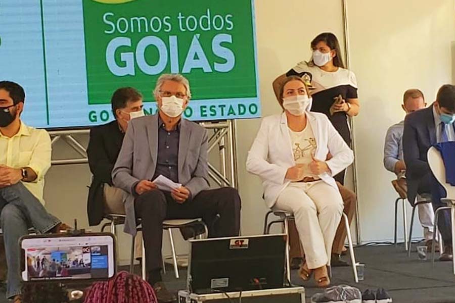 Governador Ronaldo Caiado e secretária de Educação Fátima Gavioli | Foto: Folha Z