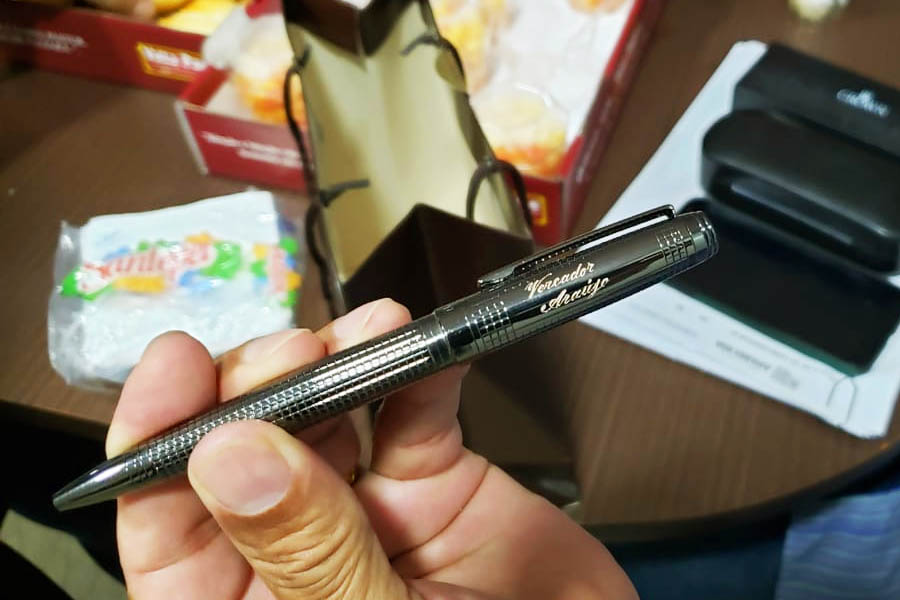 Convidados de André Fortaleza foram presentados com caneta personalizada