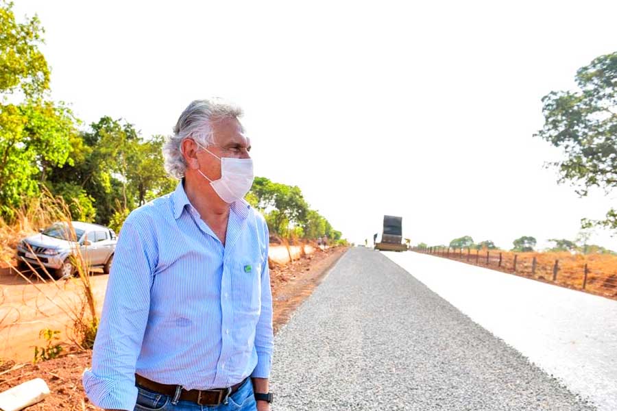 Governo de Goiás assina contrato com empresas que vão projetar reconstrução de quase 400 km da malha viária do Estado | Foto: Vinícius Schimidt