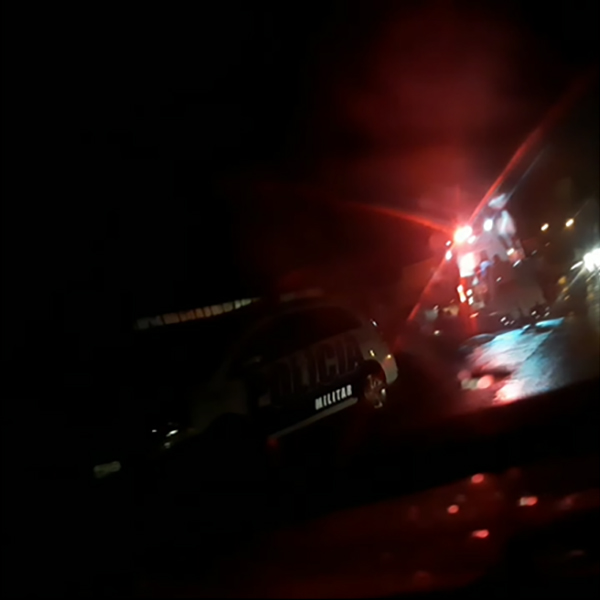 Moto acerta contêiner e deixa 2 feridos, em Aparecida