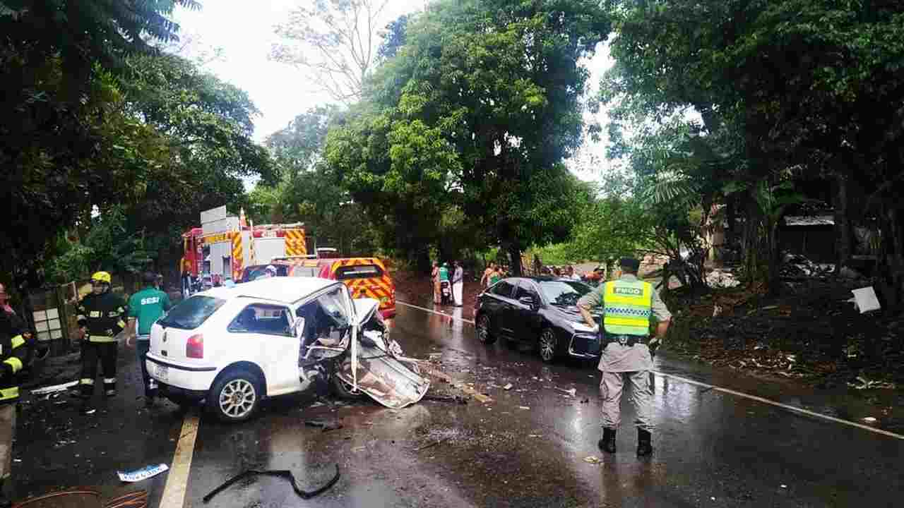 1 morre e outros 4 ficam feridos após batida frontal em Goiás