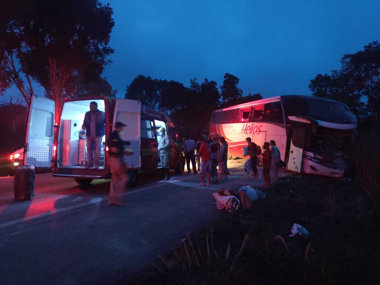 Colisão entre ônibus e caminhão deixa 5 feridos na BR-153