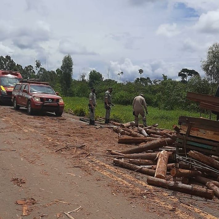 Tombamento de carreta deixa vítima fatal em Santo Antônio do Descoberto