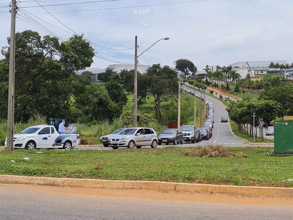 Aparecida: Drive thru de vacinação + de 65 anos contra Covid tem fila de 5km