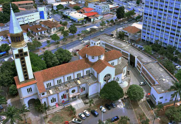 Juíza nega indenização a mulher que caiu de cadeira em igreja e classifica: "geração mimimi"