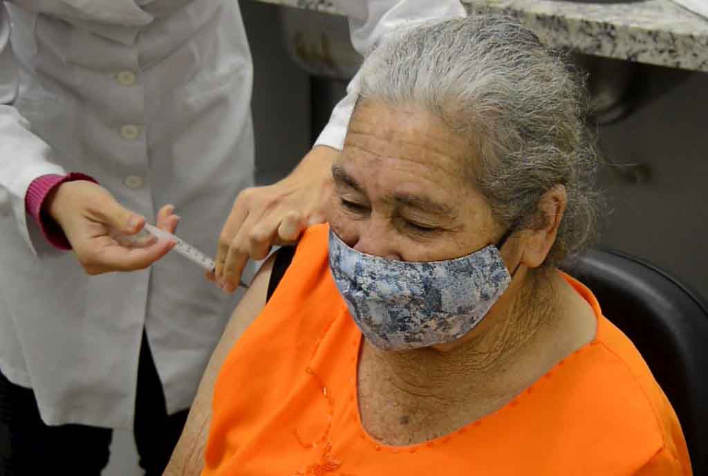 Com poucas doses, Aparecida vacina idosos acima de 70 anos apenas com agendamento