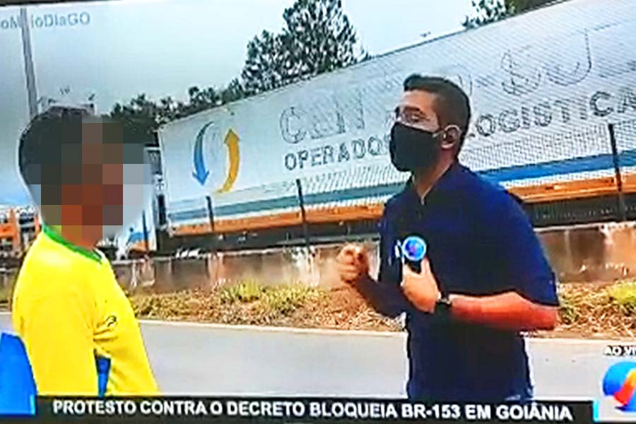 Manifestante atrapalha reportagem ao vivo de protesto em Goiânia
