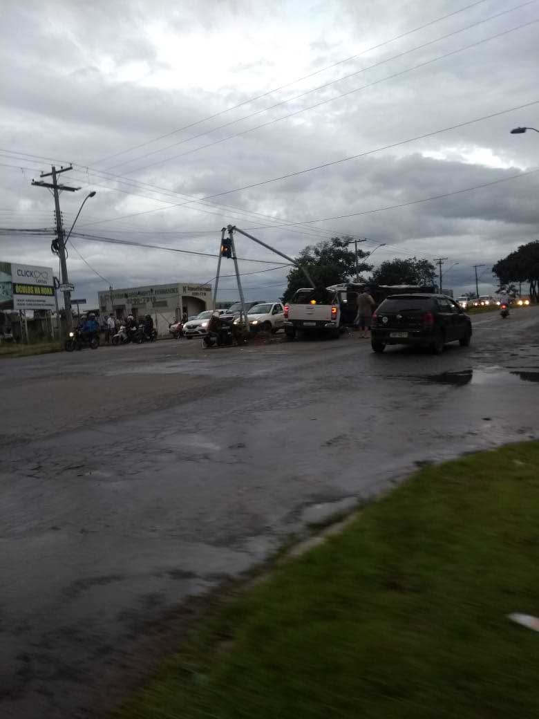 Ambulância capota após colisão em Avenida Rio Verde