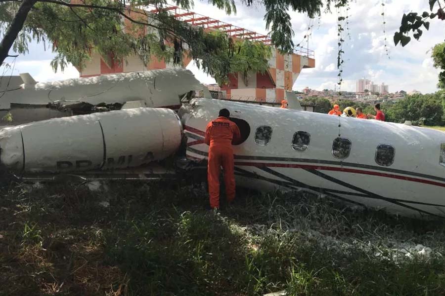 Avião cai em aeroporto de Belo Horizonte e piloto morre