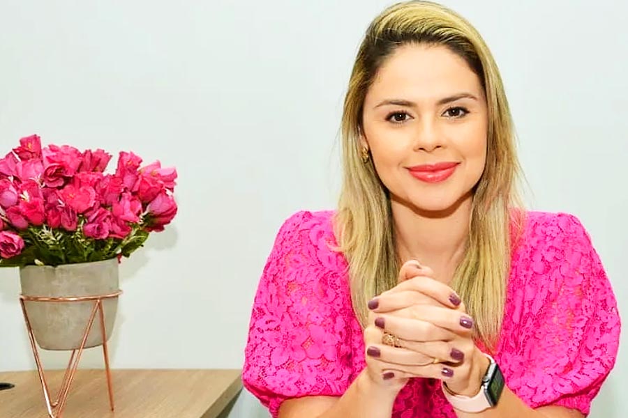 Vereadora esquece câmera ligada e faz sarrada em sessão virtual