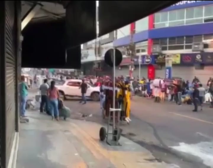 Camelôs depredam carro de lojista na Região da 44