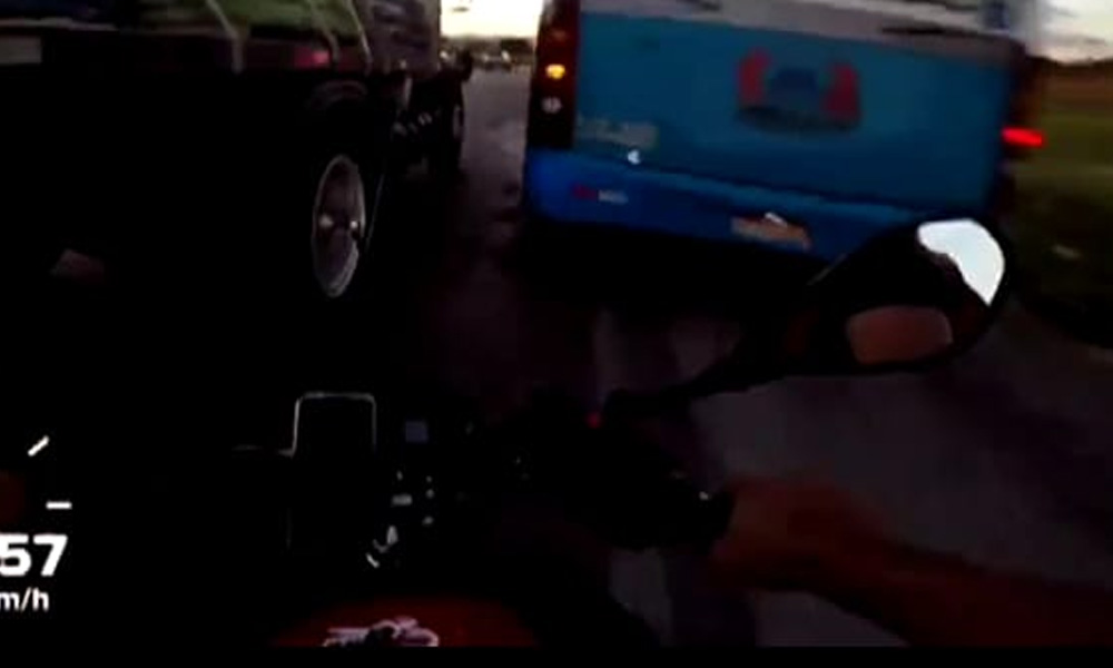 Motociclista filma racha e sofre acidente na GO-070 (VÍDEO)