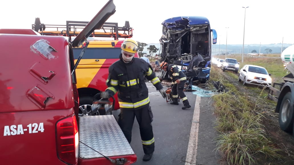 Acidente entre ônibus e caminhão deixa 12 feridos em Senador Canedo