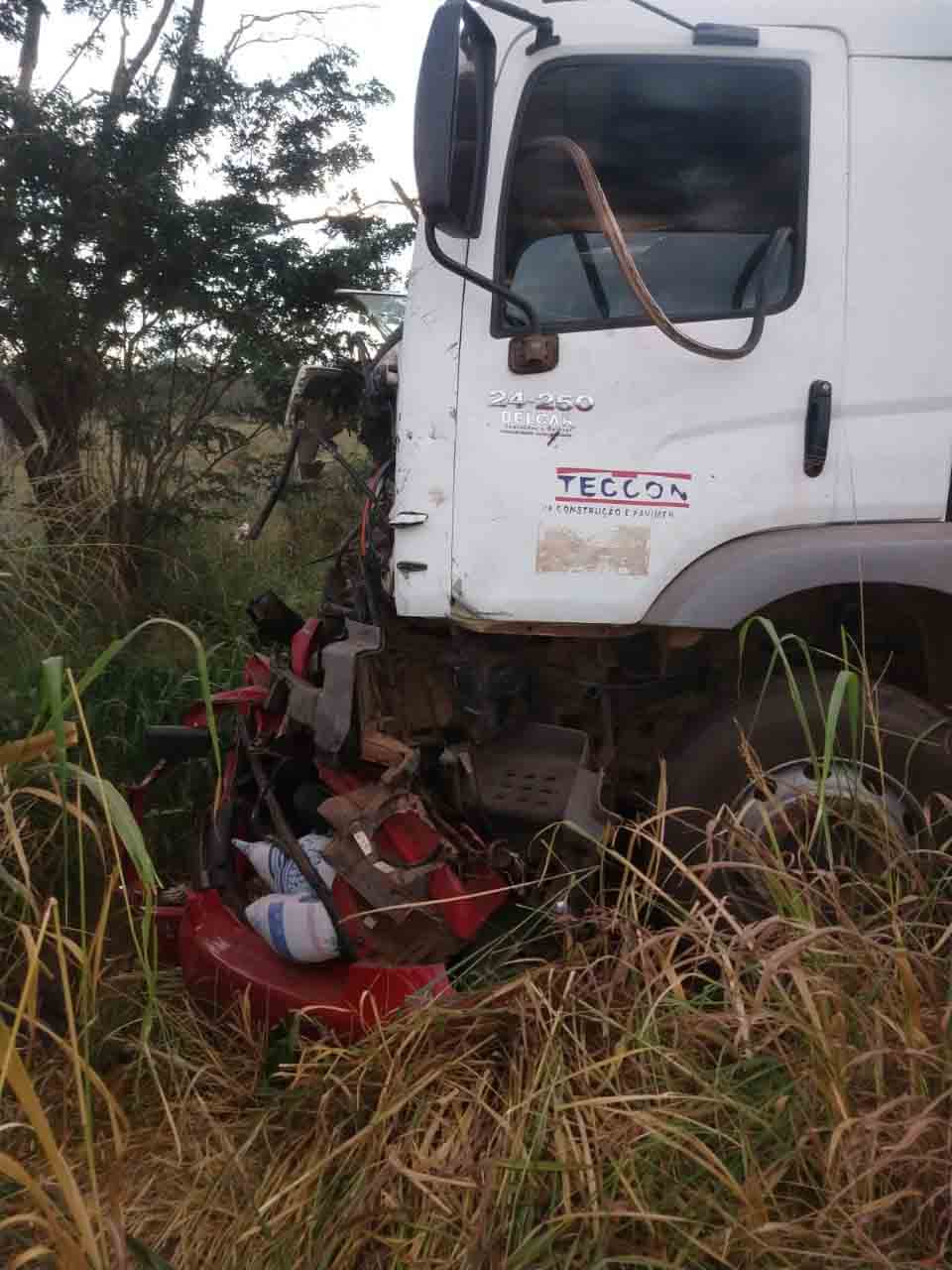 Carro e caminhão batem de frente e 2 morrem na BR-153