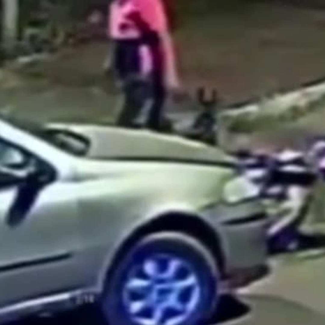 Após batida, motorista retira moto presa ao para-choque e abandona vítima