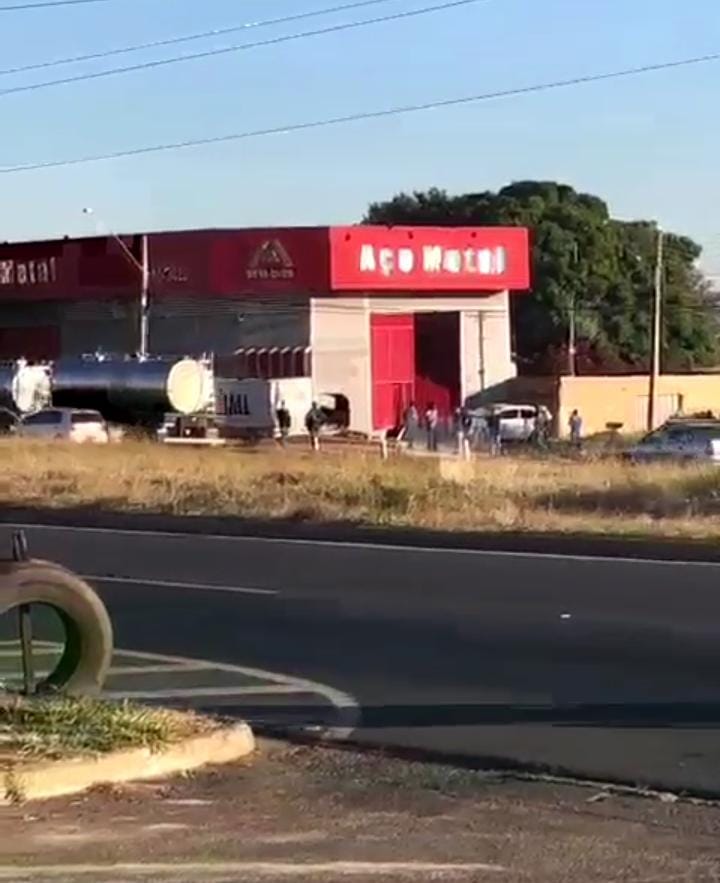 Mulher morre após carro invadir galpão no Anel Viário