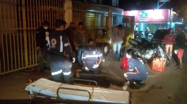Pilotos ficam feridos após colisão entre motos no Garavelo