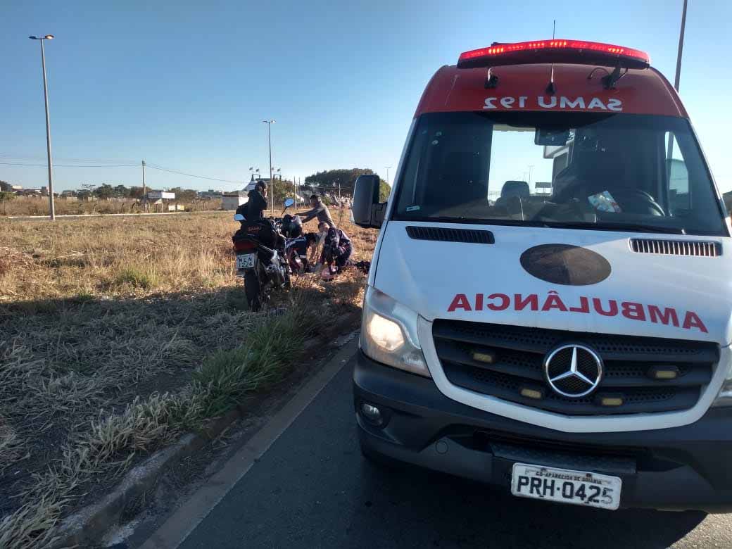 Motociclista bate em traseira de carro em Aparecida