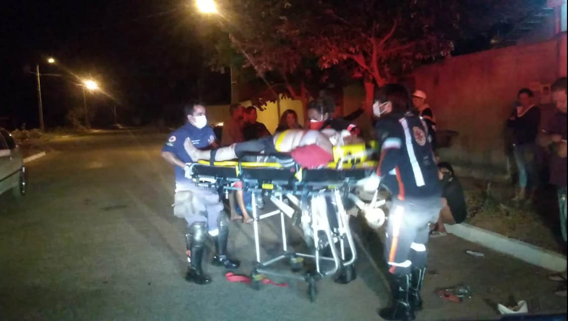 Mulher cai de moto e fica gravemente ferida em Aragoiânia