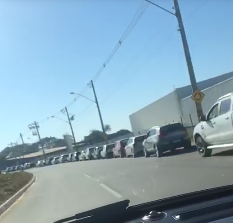 Drive-thru contra Covid em Aparecida tem quase 3km de carro