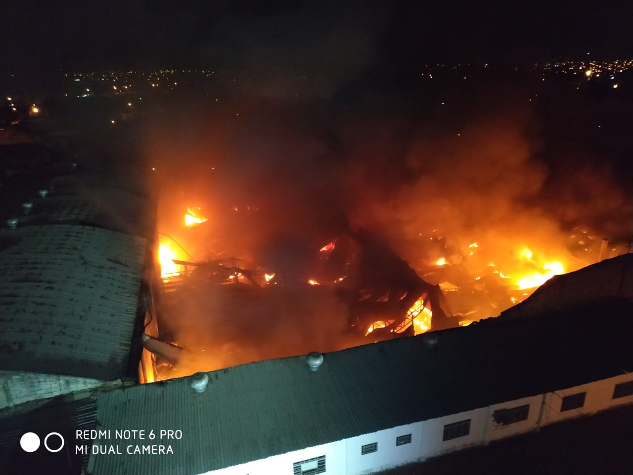 Incêndio deixa galpão completamente destruído em Aparecida; veja fotos