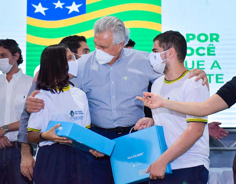 400 computadores são distribuídos a alunos do ensino médio de Aparecida