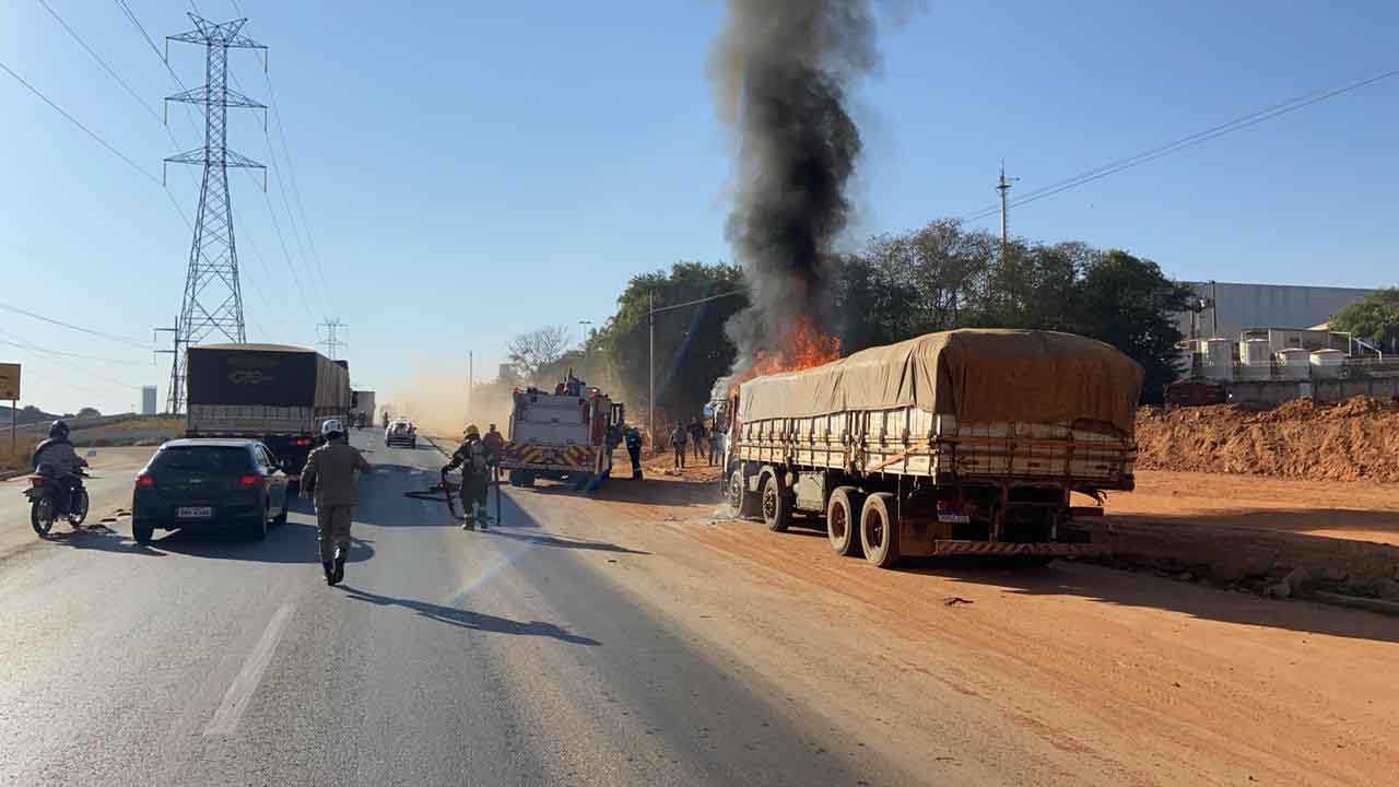 Caminhão de melancia fica destruído após pegar fogo no Anel Viário, em Aparecida