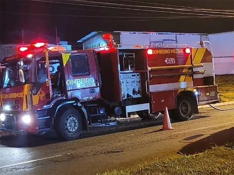 Fogo de lote atinge galpão, que fica completamente destruído, em Aparecida