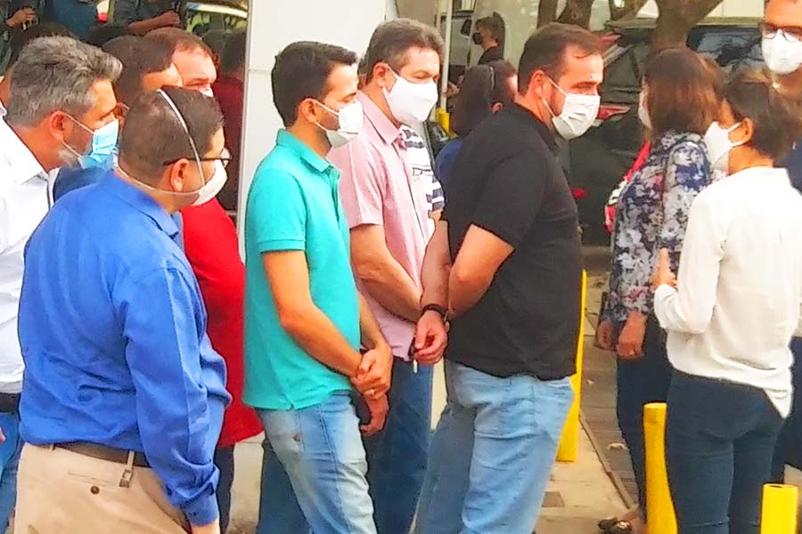 Gustavo é acompanhado por comitiva em visita a hospital de Iris