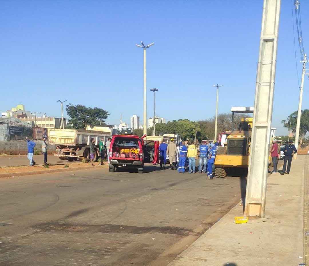 Homem perde a mão ao tentar consertar trator em obra de Goiânia