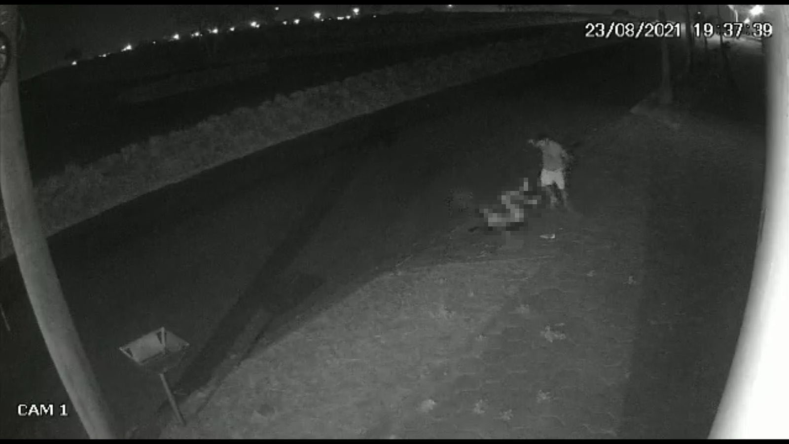 Homem esfaqueia vítima nua no meio da rua em Aparecida