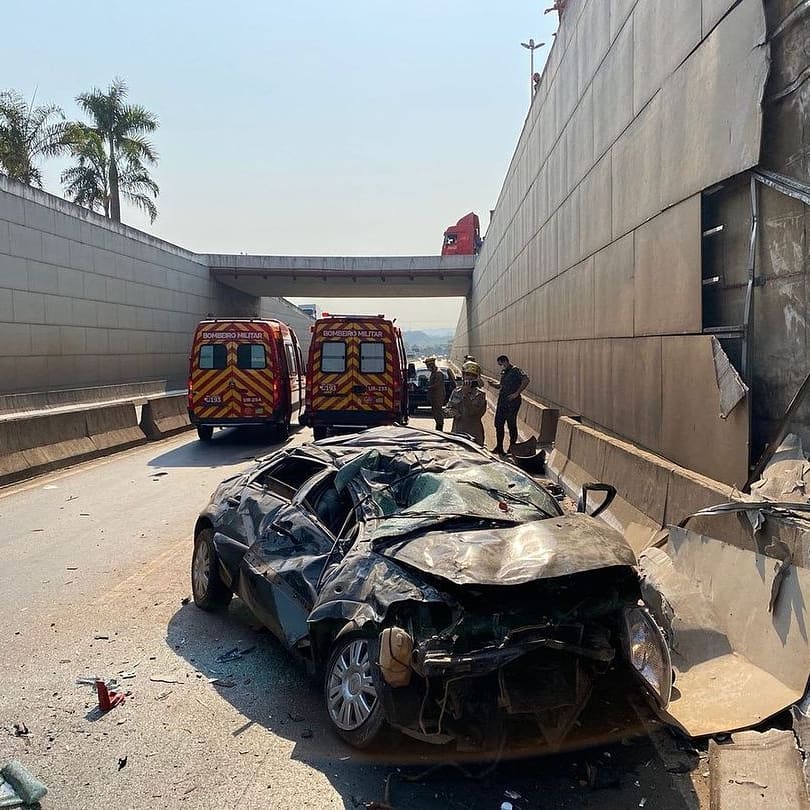 Carro cai de viaduto da Perimetral e motorista fica em estado grave