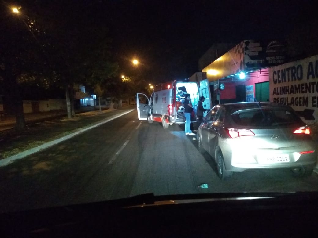 Moto com 2 pessoas desgoverna e condutora fica em estado grave no Jd. Tropical