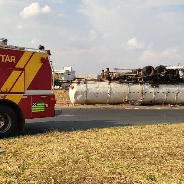Carreta bitrem capota e atinge rede de alta tensão em Aparecida
