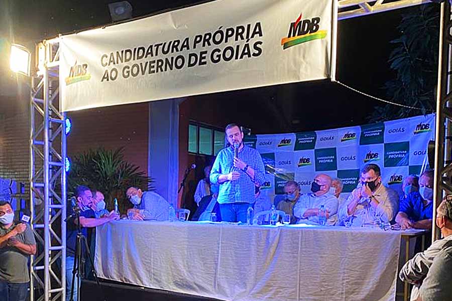 Mendanha discursa em tom de convocação a emedebistas favoráveis à candidatura