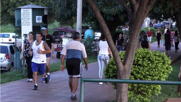 Projeto quer proibir ciclistas em pista de caminhada em Goiânia