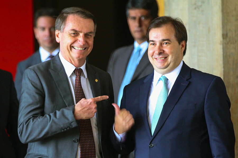 'Eu acho que é [gay]', diz Maia sobre Bolsonaro