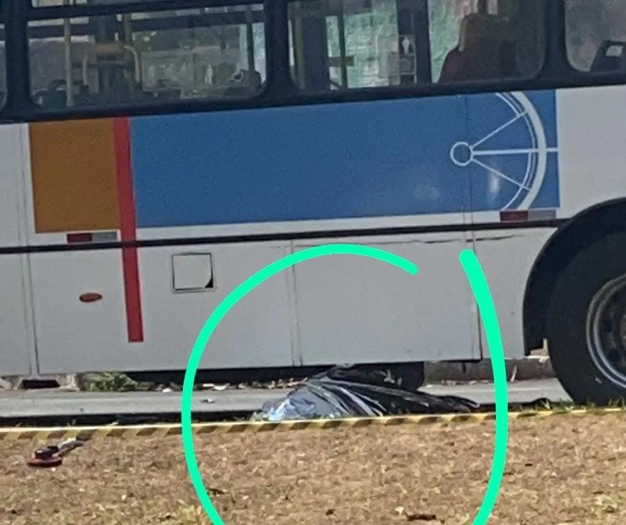 Motociclista cai e é atropelado por ônibus em Goiânia
