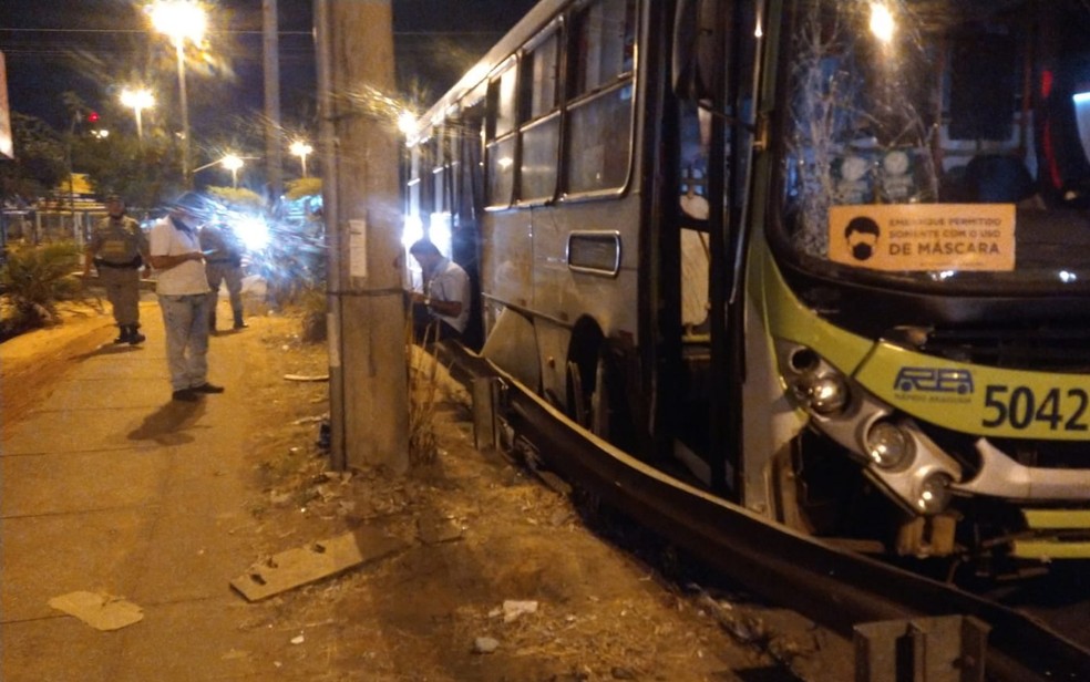 Homem furta ônibus em terminal, bate e acaba preso em Aparecida
