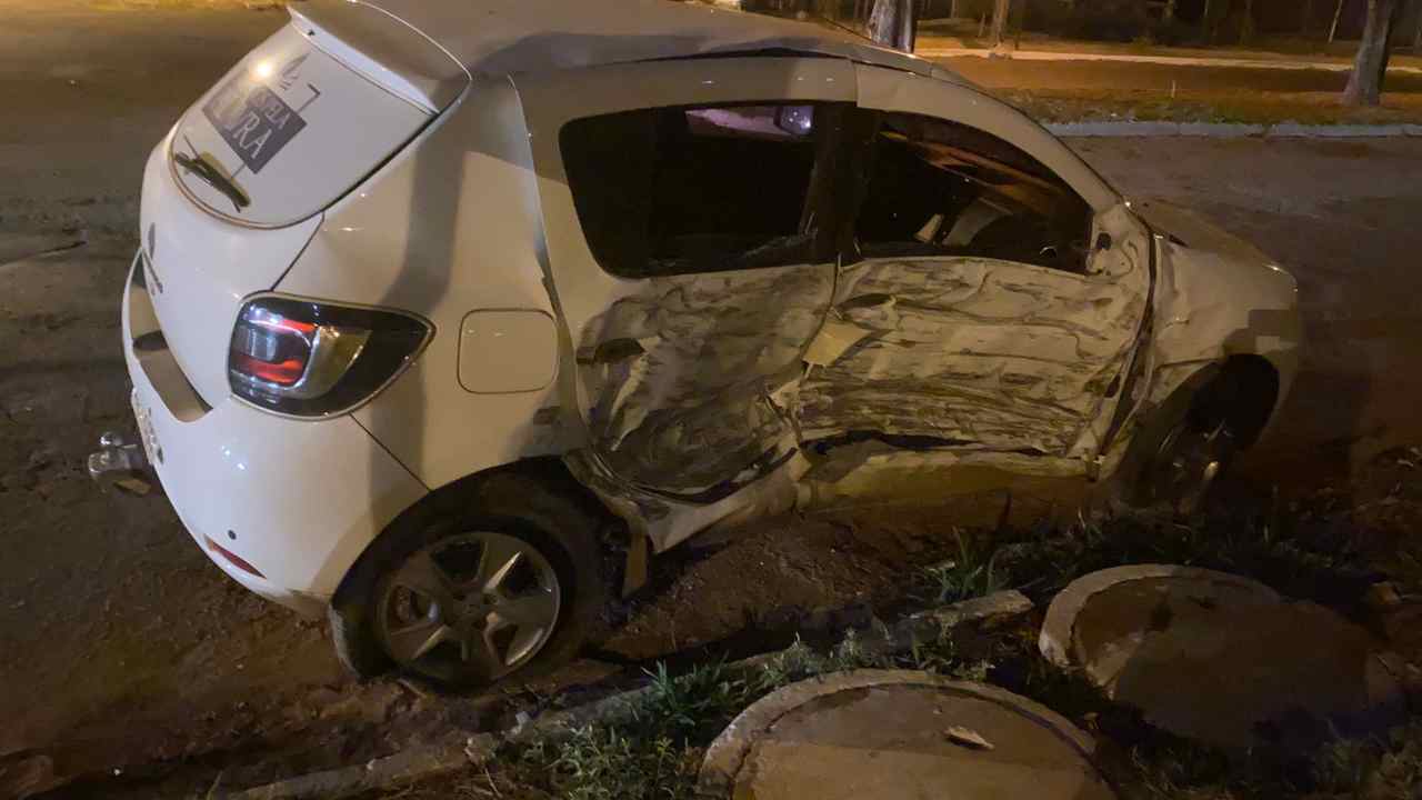Colisão entre 2 veículos em Goiânia deixa passageira grávida em risco