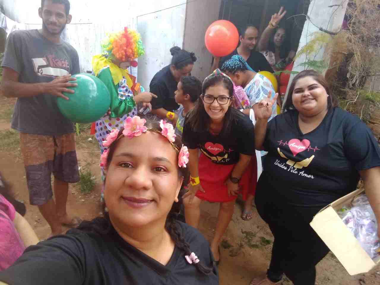 Projeto Amigos Unidos Pelo Amor doa brinquedos e lanches para crianças de Aparecida