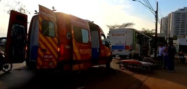 Motociclista fica ferida após atingir traseira de ônibus em Goiânia