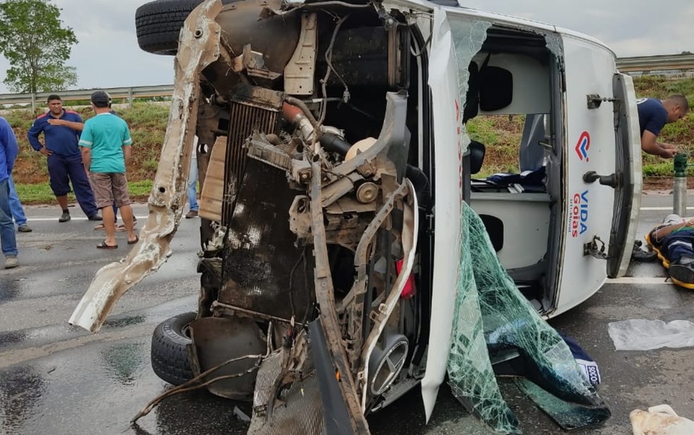 Ambulância tomba enquanto transportava paciente em GO