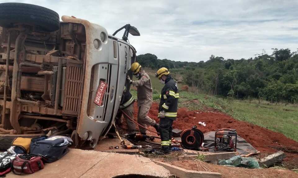 Caminhão capota e motorista fica preso às ferragens, no Parque Industrial